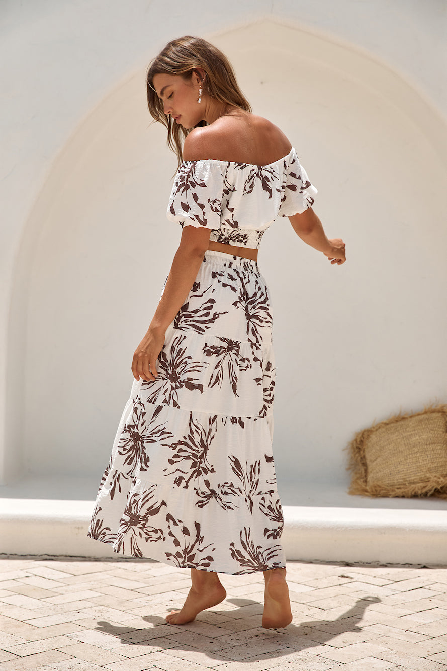 beach brunch dress Beach + brunch + Easter vibes I'm Alexandria, and this is my Holy Week outfit mood: soft, feminine, and effortless Rocking my Scotch & Soda structured gingham midi dress