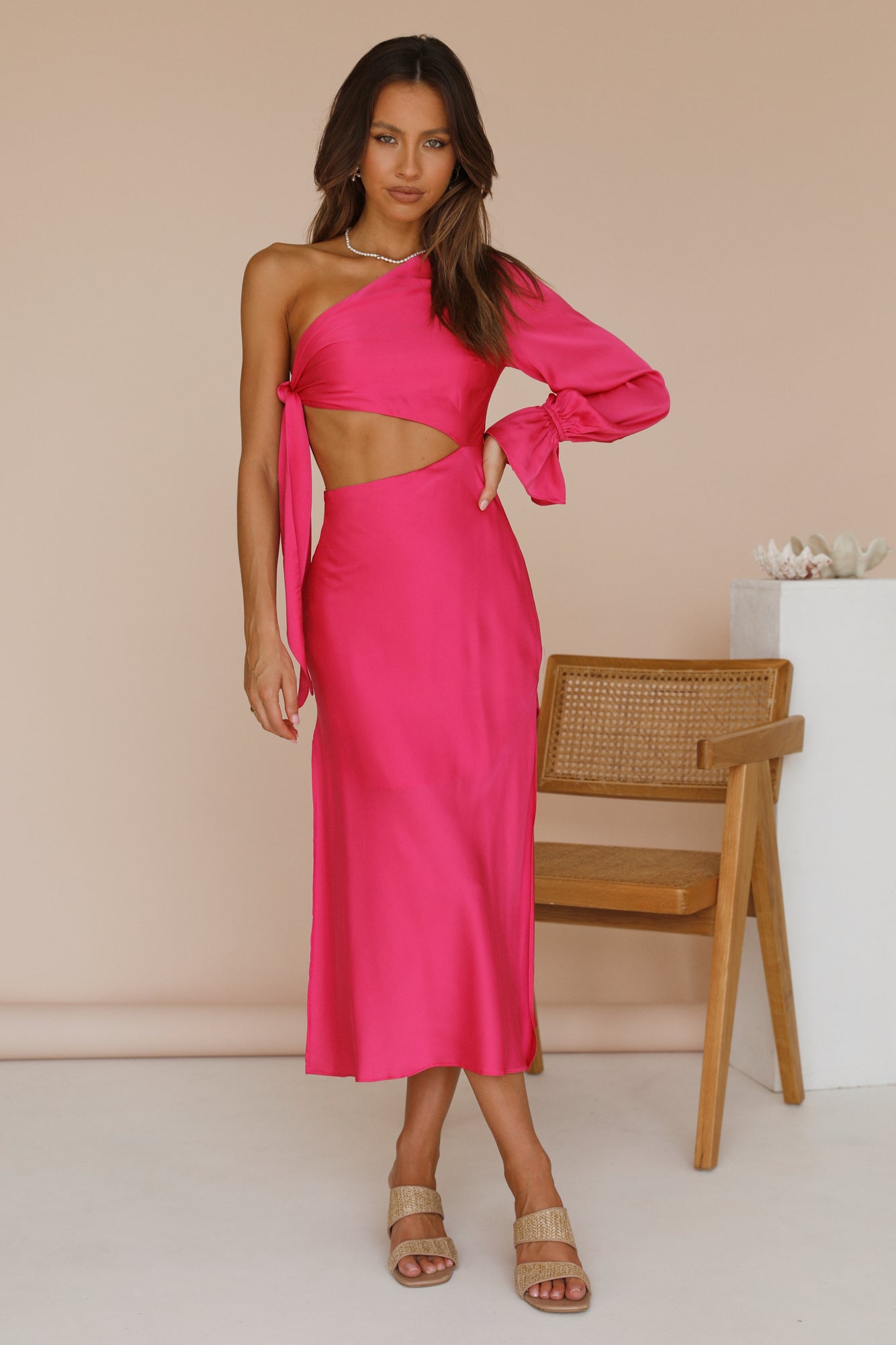 shine pink dress To order this fuchsia metallic dress DM @reineecouture, A bold sculpted silhouette crafted in high-shine metallic satin, designed to contour the body with precision. The strapless draped bandeau